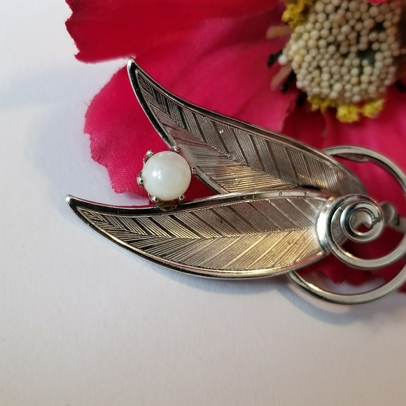 Relisted -Vintage leaf brooch silver tone pearl - Picture 5 of 10